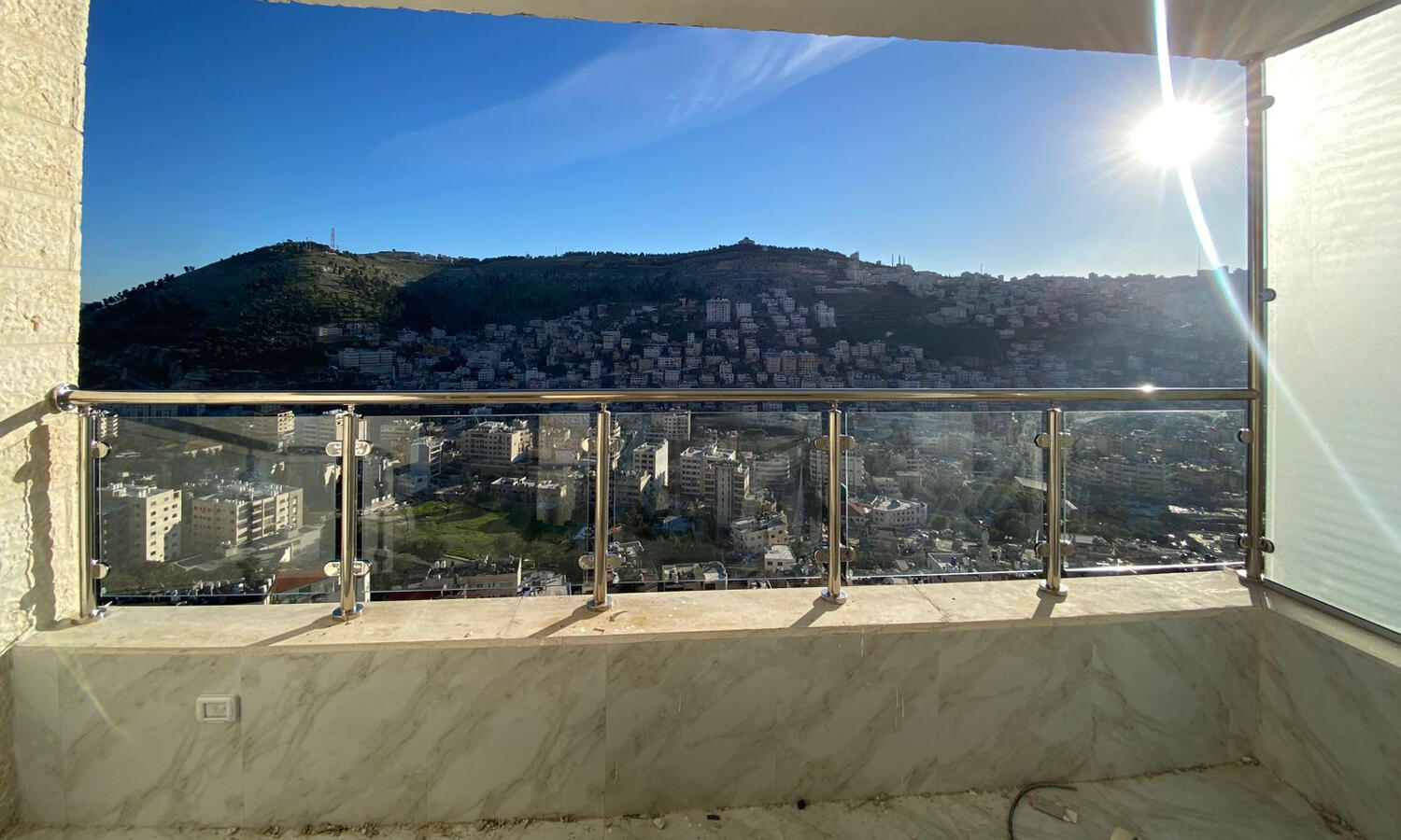 بلكونة زجاج سيكوريت