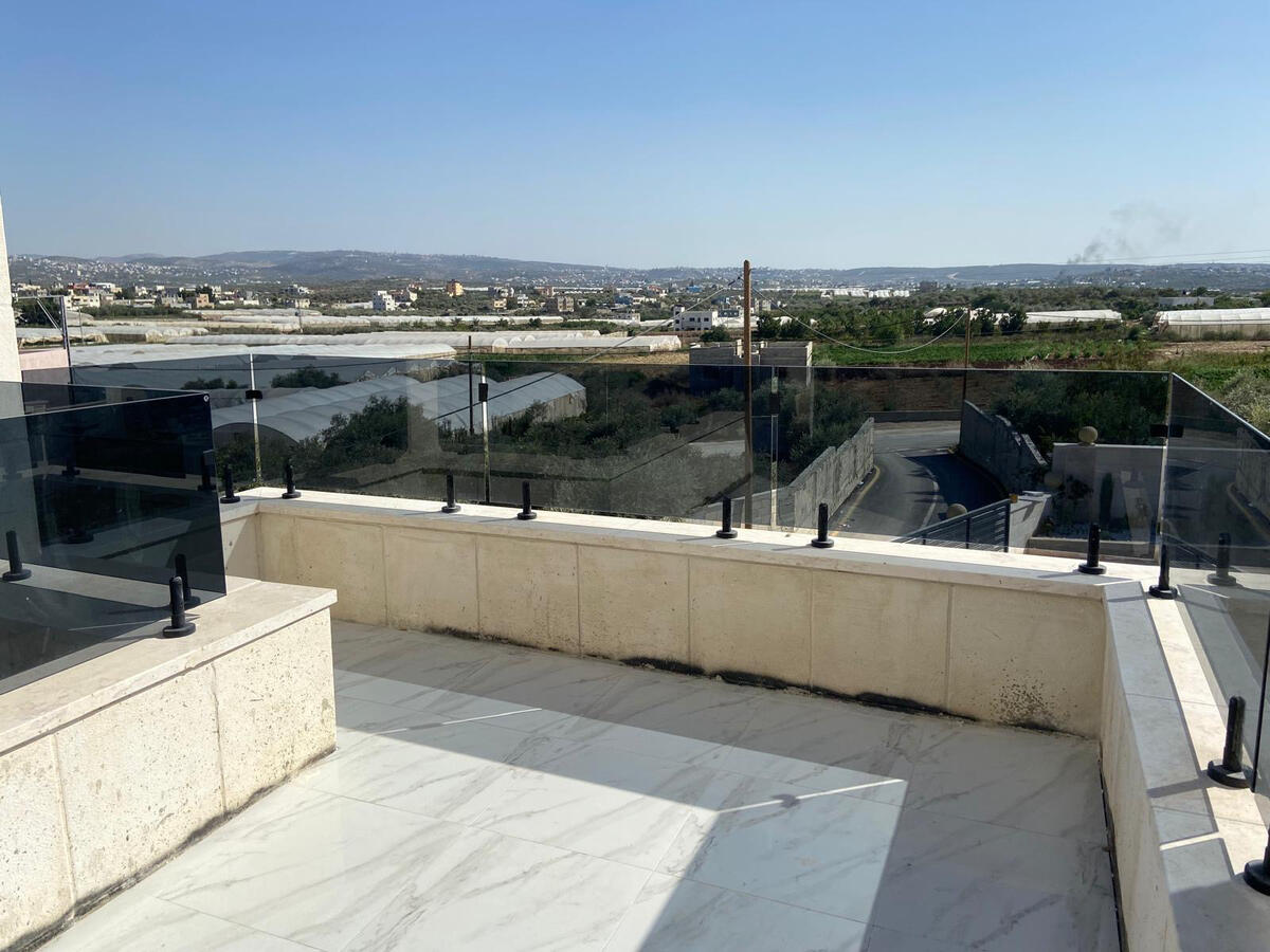 بلكونة زجاج سيكوريت